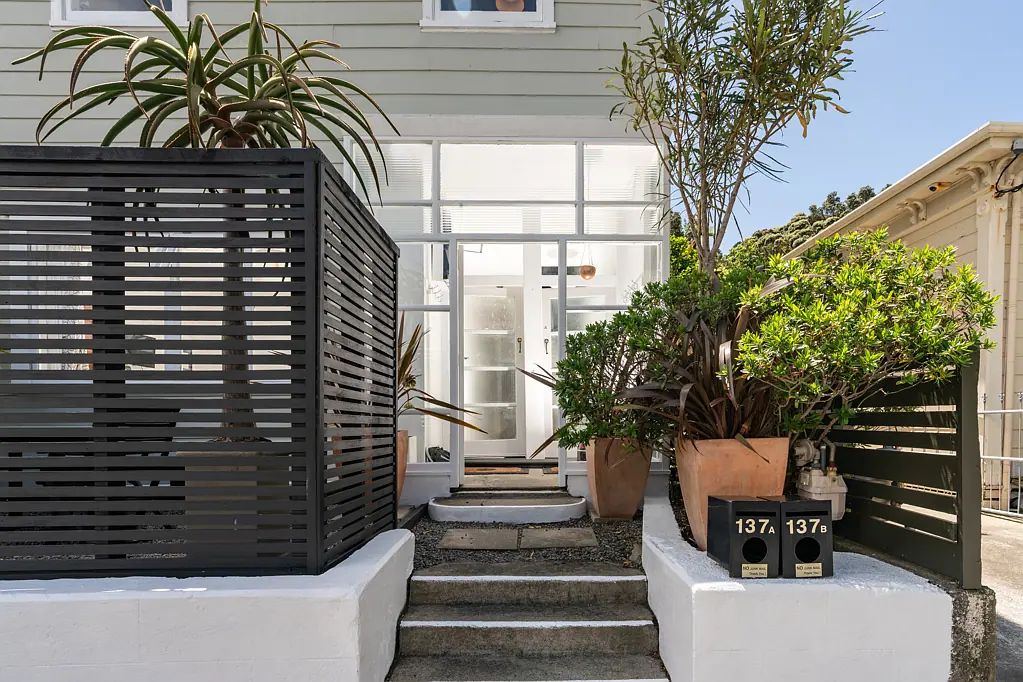 Mount Victoria 6 Slaapkamer VERSATILE RENOVATED TWO-FLAT HOME IN MT VIC