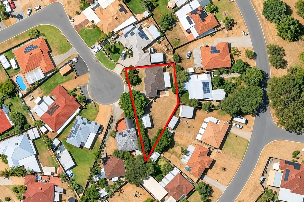 Waikiki 3房  Why: Appealing to many, this peacefully placed property offers both comfort and convenience, with spacious garden surrounds to enjoy