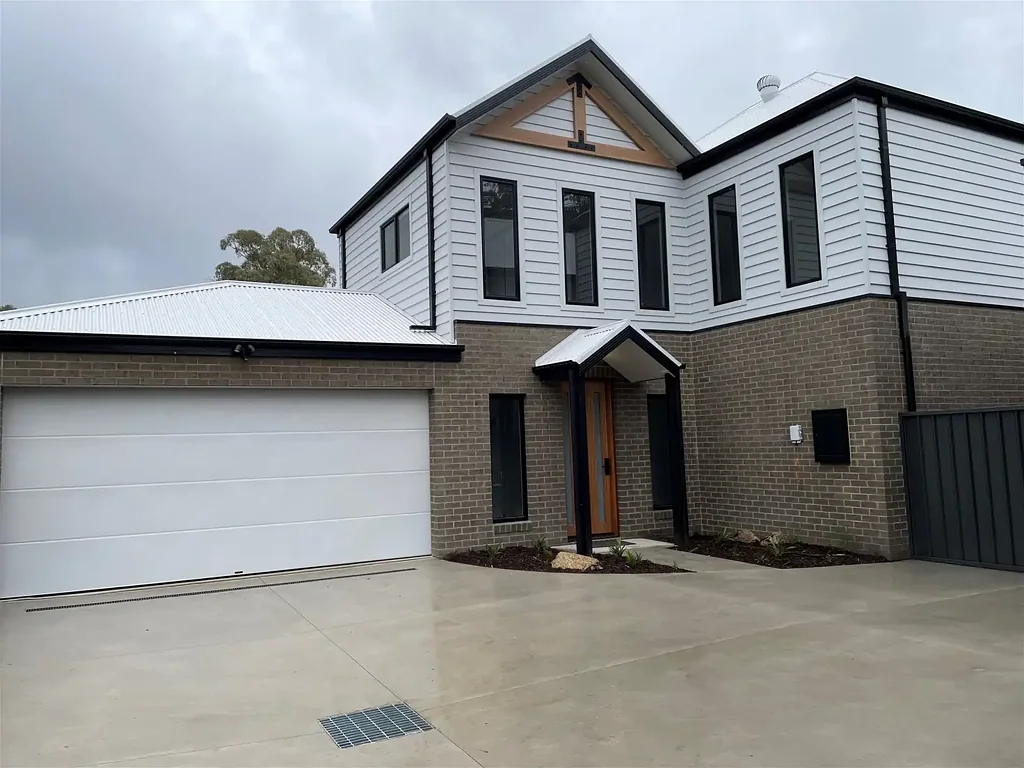 Near New Fully Furnished Townhouse 6 to 18 month lease available