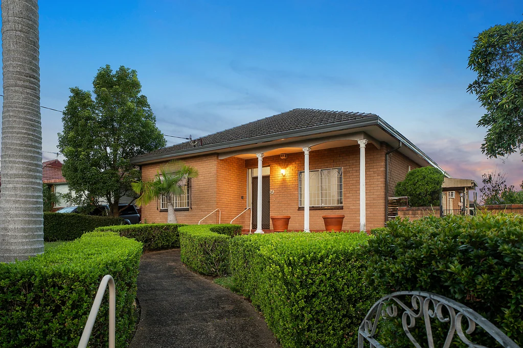 Spacious Family Home with Expansive Backyard – 6-Month Lease