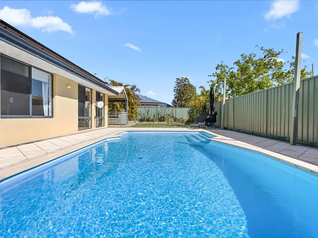 Atwell 4Kwarto Impressive Family Entertainer with Pool in Prime Atwell Location