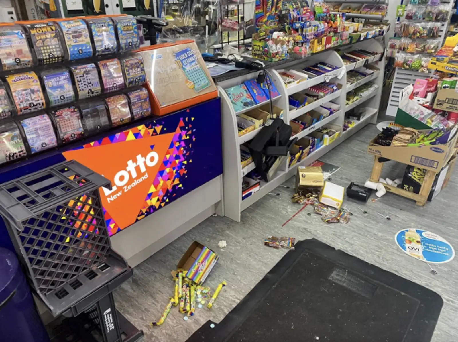 太猖狂！歹徒光天化日施暴，奥克兰女店主头破血流，警察部长被问责！