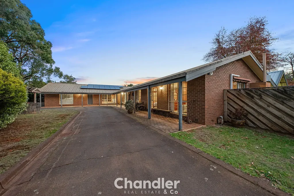 Monbulk 4 Bedroom Exquisite Elegance in a Private Garden Setting