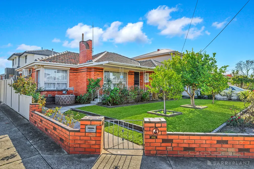 Noble Park 3房 转角土地403㎡ 砖砌住宅 魅力实用 低维护 Noble Park热门区 街道外观经典 红陶瓦屋顶 私密安全 宽敞客厅 悬浮地板 燃气取暖 自然延伸 铺设地砖 优质橱柜 燃气烹饪 全新浴室 无障碍设计 后部出色 带顶户外 家庭办公室 气候控制 EASY LIVING, EXCELLENT LOCATION, ENDLESS APPEAL