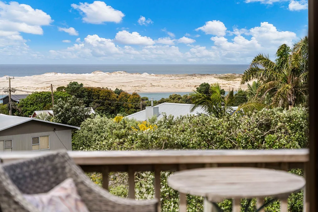 Mangawhai Heads 3房  Serene Coastal Retreat With Sweeping Estuary Views