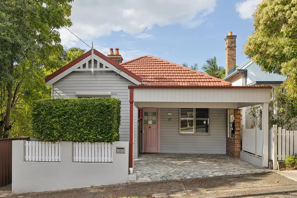 Lilyfield 4房 经典1900年建筑 精美时期细节 开放式双起居 四卧舒适布局 全屋地暖天窗 前院车库充电桩 Classic freestanding house on garden block in cul-de-sac
