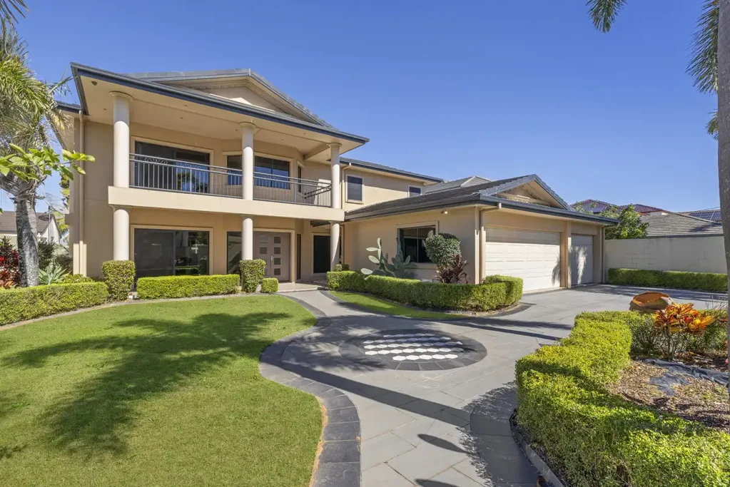 Sunnybank 5कमरा GRAND FAMILY LIVING | 1,037m² PRIME SUNNYBANK LAND | 5 BEDROOMS | 5 BATHROOMS | POOL | DEVELOPMENT POTENTIAL