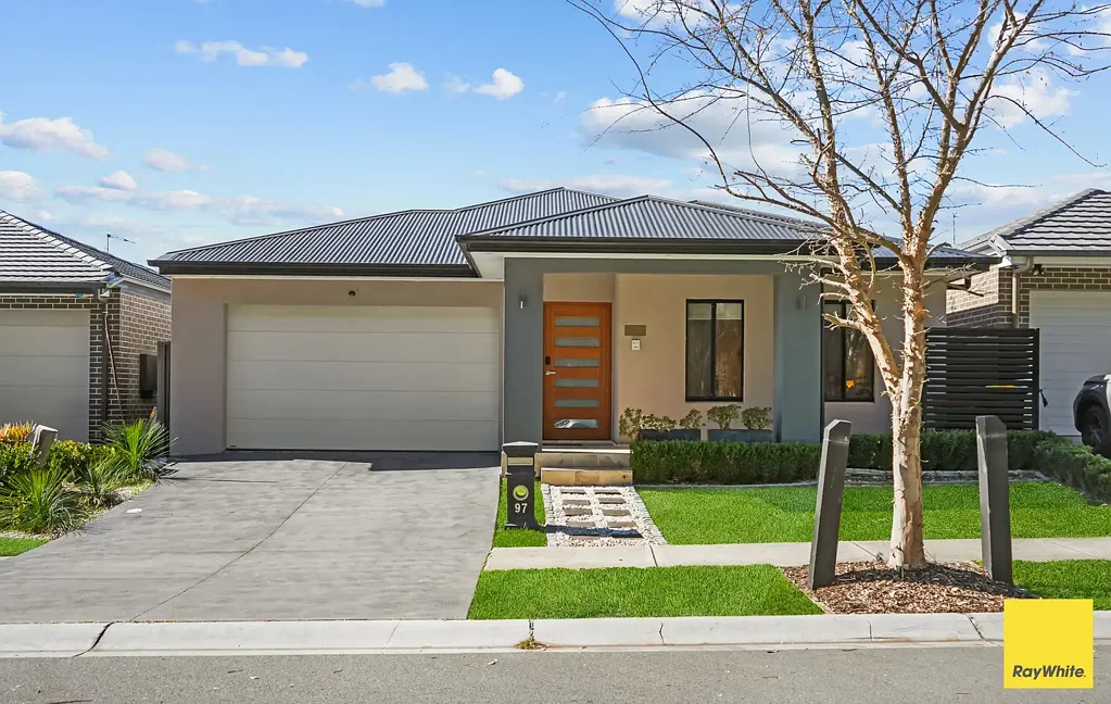 Denham Court 4कमरा Contemporary Family Living in a Prime Denham Court Setting