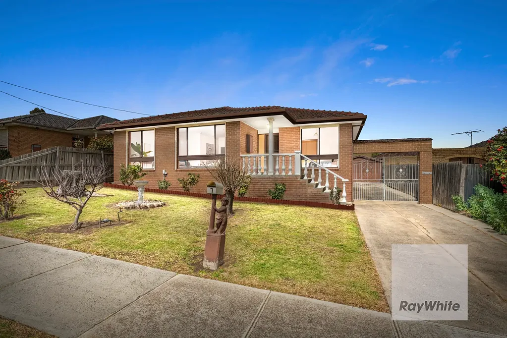 Bundoora 3房 Bundoora黄金地段 557m²阔绰后院 全屋地暖 主卧套卫 生活空间充裕 Start Right Here!