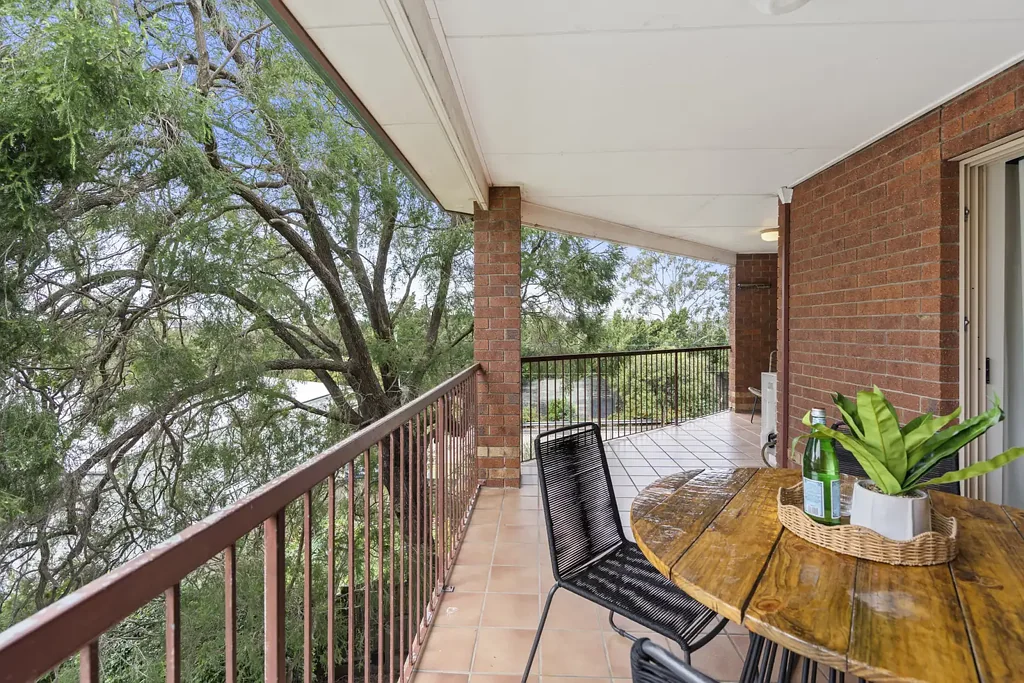 Annerley 2Phòng ngủ Top Floor Apartment with North Facing Balcony