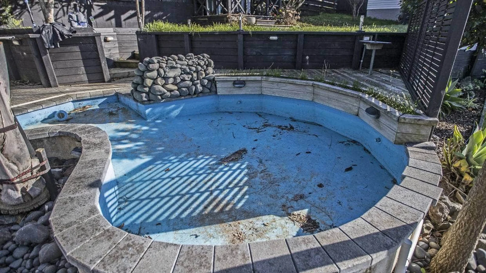 北岸业主后院“水景池”，3年前合规，现在被市议会判不合规，谁的错?