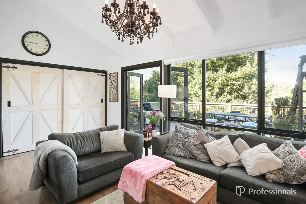 Millgrove 4房  Stylish, Light-Filled Retreat with Unique Character