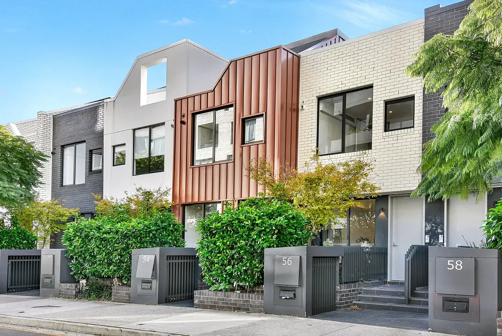 Erskineville 3房 DKO设计联排 朝北采光充沛 Miele电器厨房 私密庭院连接 安全三楼卧室 现代奢华设施 地段优越便捷 DKO Designed terrace ready for first occupants