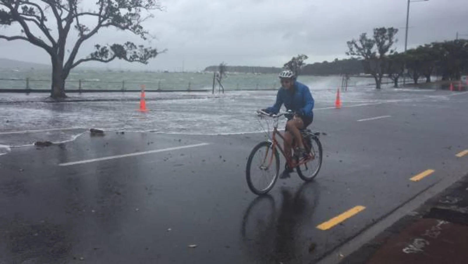 警告：超强巨浪侵袭奥克兰！新一轮暴雨、洪水即将到来！