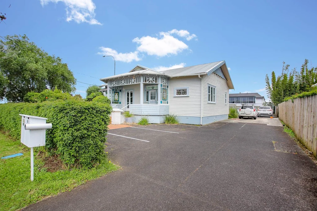 TAKAPUNA GEM! Partially Furnished 3 bedroom ho...
