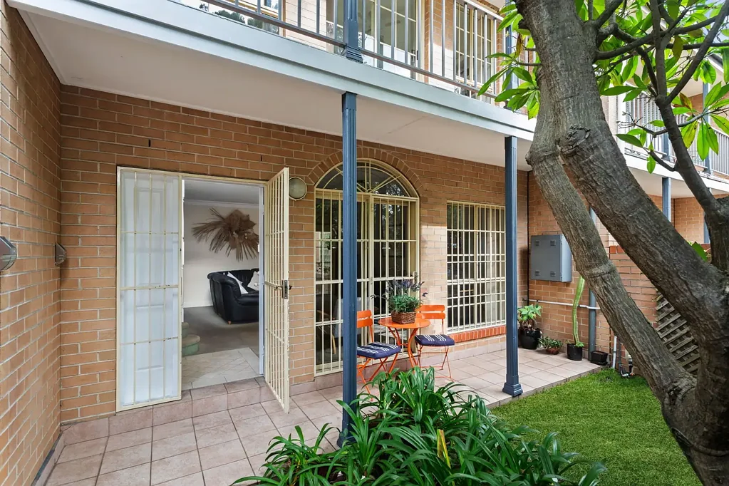 Rosebery 4房 宜家家庭住宅 双层布局 现代燃气厨房 四卧四卫 步行可达商圈 Low Maintenance Family Living in a Vibrant Lifestyle Precinct