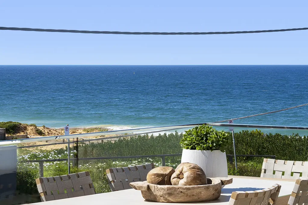 Narrabeen 5房 角落地块海滨住宅，享有海景 Corner Block Beachside Home With Ocean Outlooks
