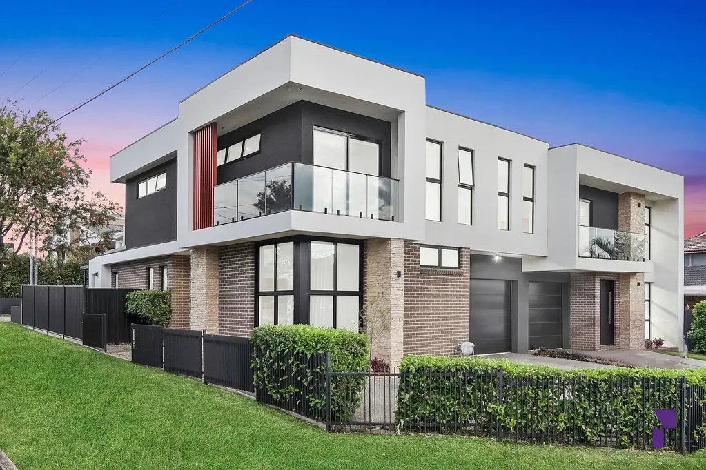 Bass Hill 5Zimmer Corner block, Architecturally crafted family home just 2.1km from Bass Hill Plaza