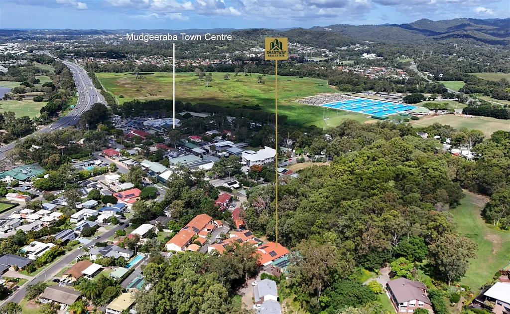 Mudgeeraba 4房  Elevated ThreeLevel Home with Skyline Views, DualLiving Potential & Direct Reserve Access