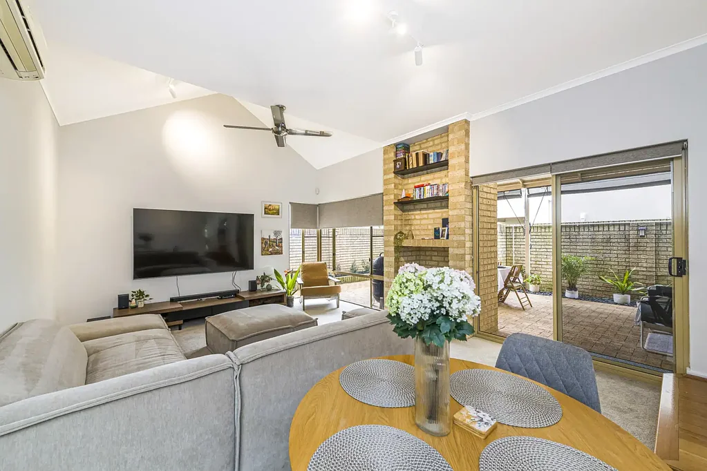 South Perth 3कमरा A Family Haven in a Prime Location