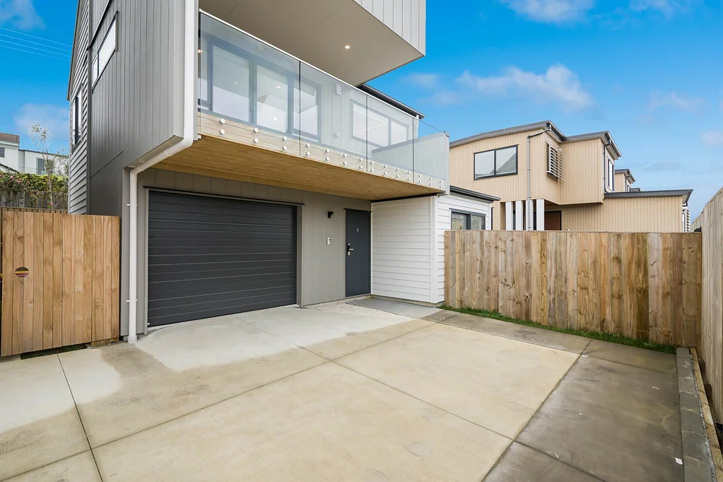 Nearly New 3 bedroom townhouse in Belmont for rent