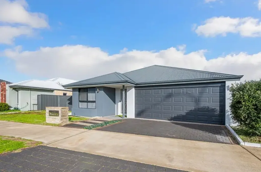 Spacious 5-Bedroom Family Home in Hilbert