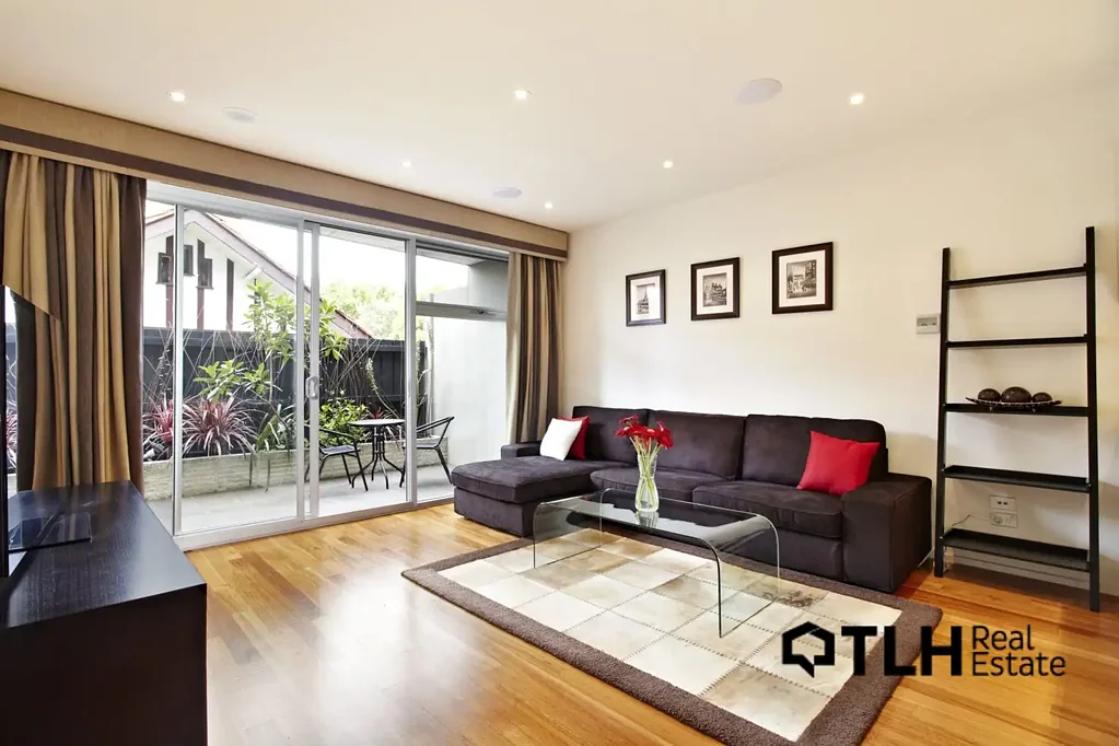 FULLY FURNISHED 3 BEDROOM TOWNHOUSE IN PRIME LOCATION