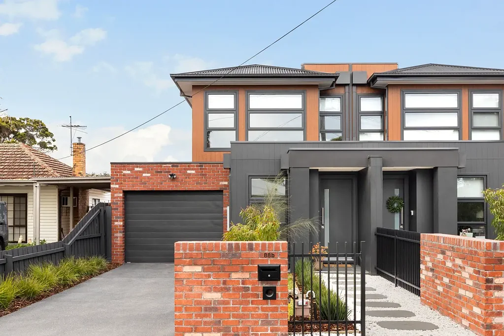 Kingsbury 4房 现代装修联排别墅 四居室宽敞布局 高品质装修 全屋分体冷暖 时尚厨房石材台面 私人庭院灵活空间 一楼客房便利全卫 中心浴室内置衣柜 分体式供暖制冷系统 全尺寸洗衣房 内部可入封闭车库 宁静家庭街道 临近大学购物中心 交通便捷 A Beautiful Blend of Style, Space & Convenience