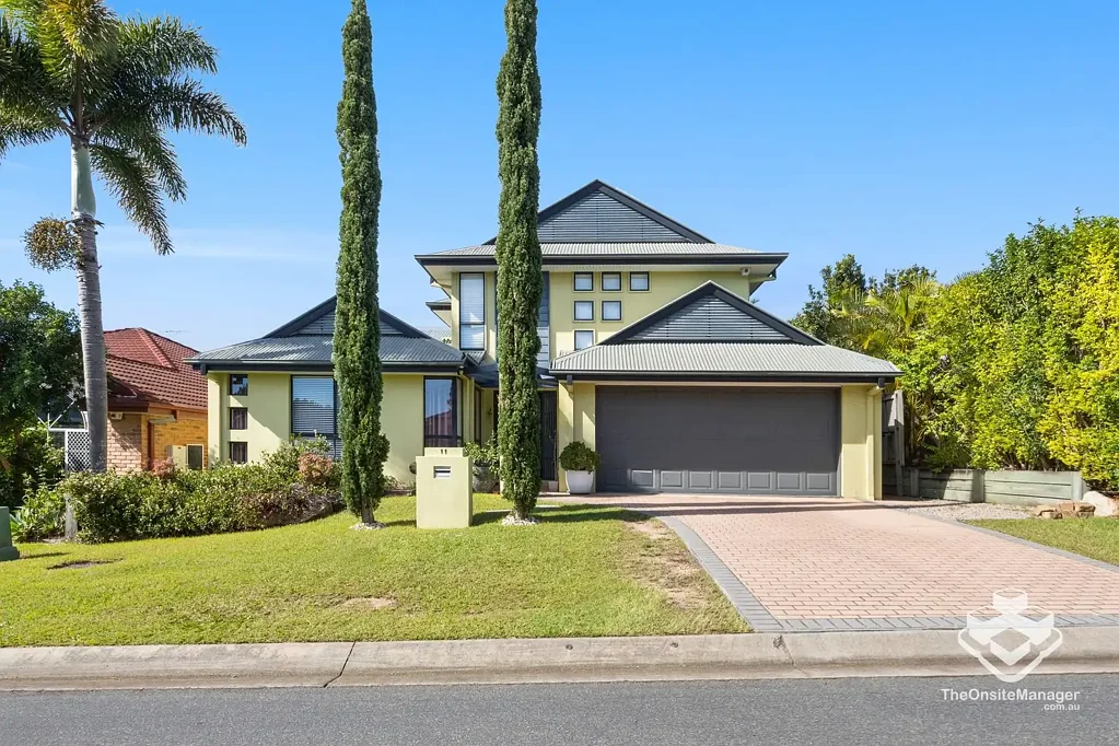 North Lakes 4部屋 Check out this standout family home with 3 living areas!