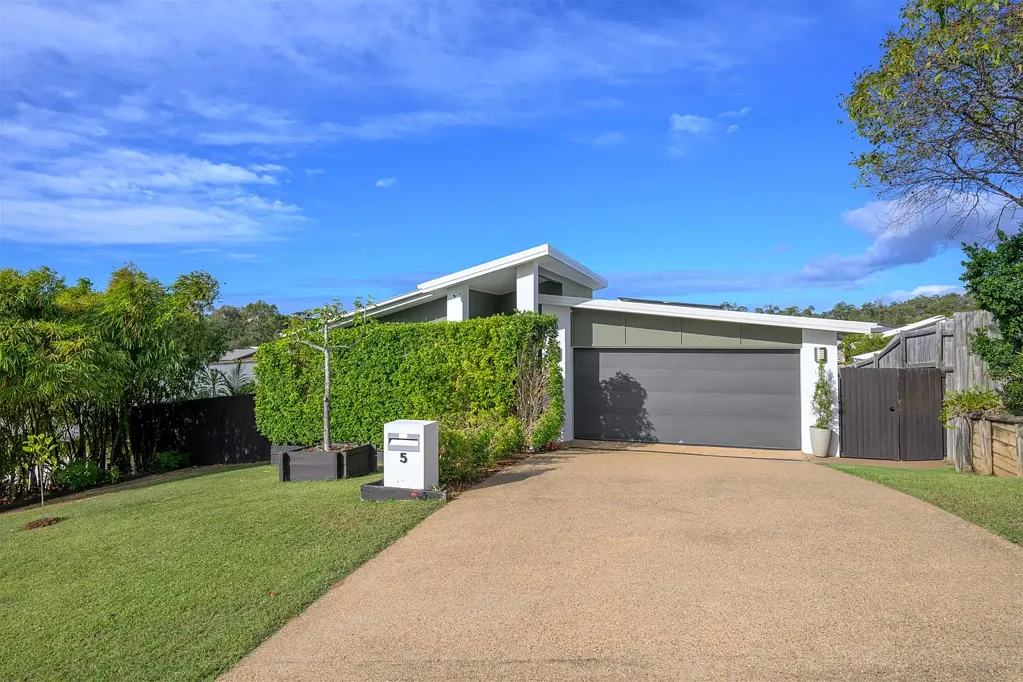 New Auckland 4部屋 Stunning Modern Family Home In Sought After Location With 13.2KW Solar & Battery!