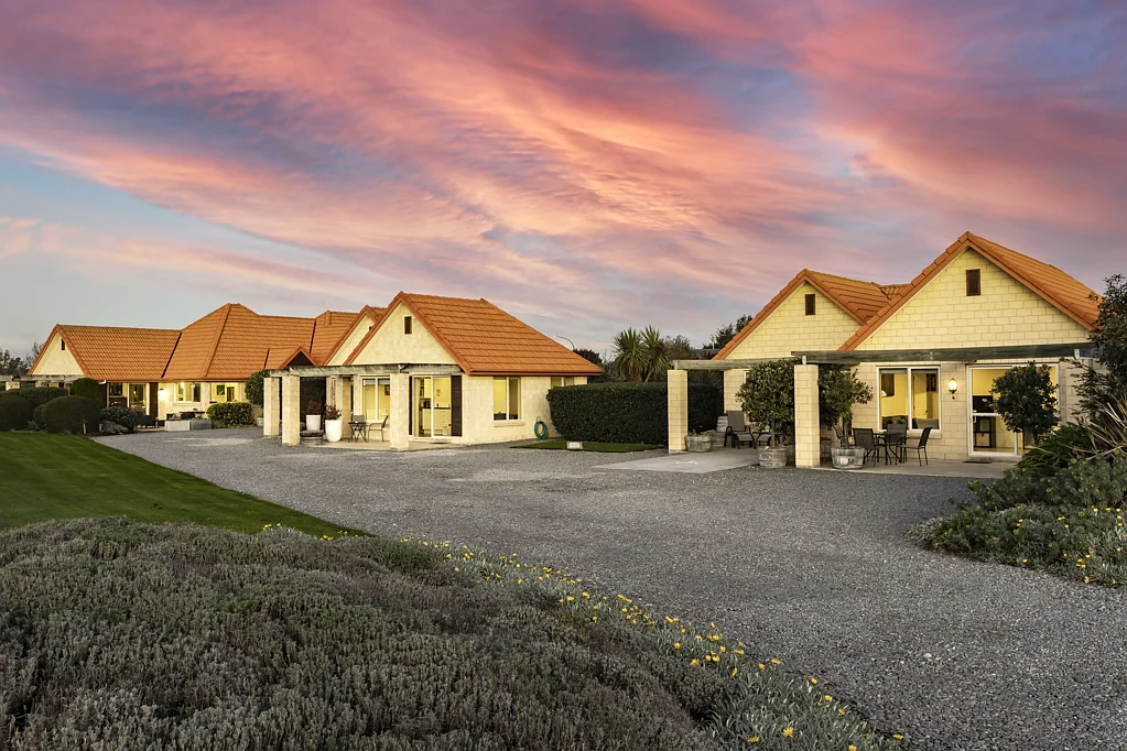 Amberley 9房  Freehold Freedom: Family Home + Accom Business!