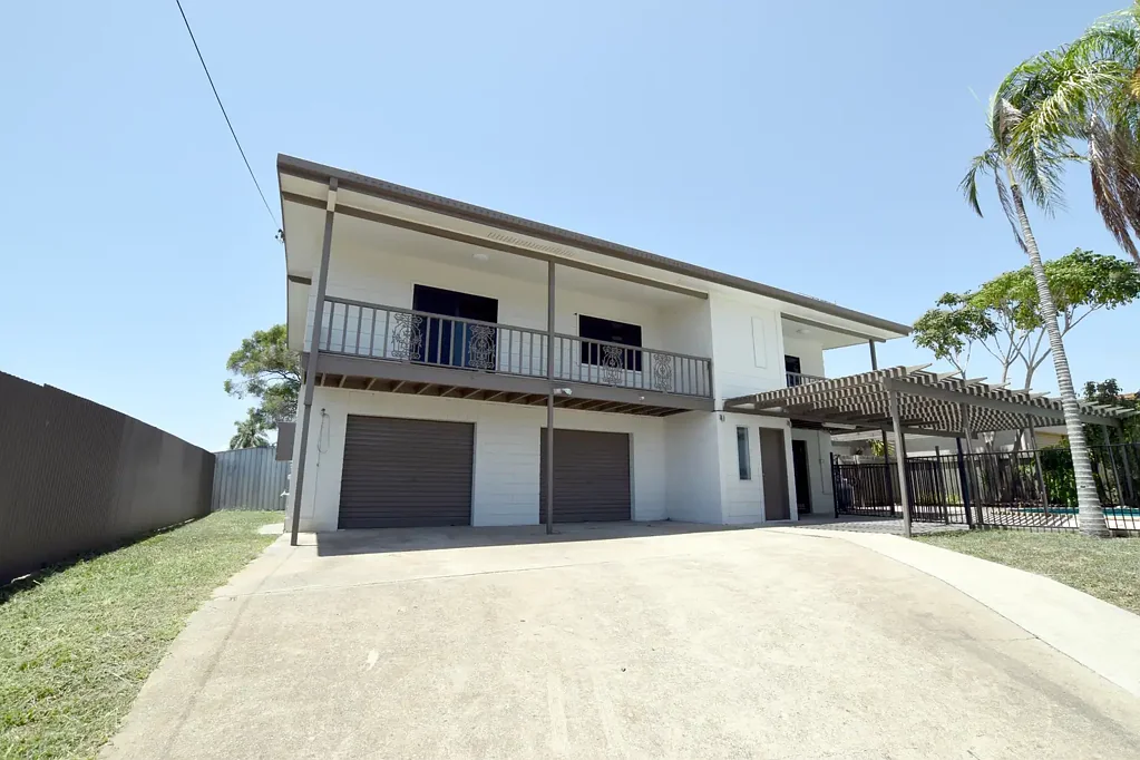 PERFECT FOR LARGE FAMILIES OR DUAL LIVING - MASSIVE 5-BEDROOM HOME!