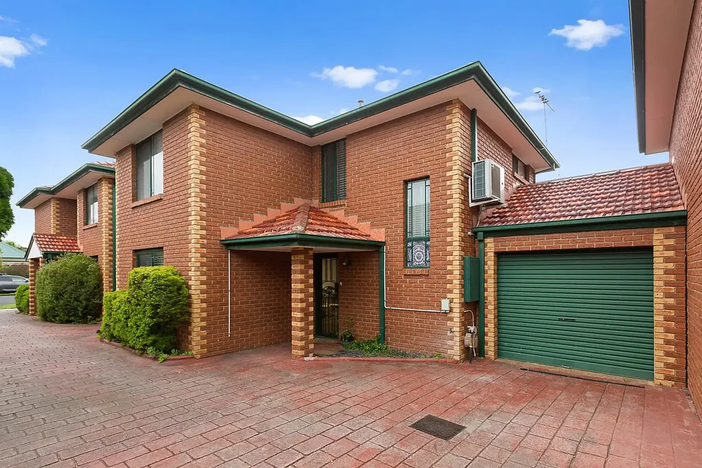 MODERN & COMFORTABLE TOWNHOUSE IN A PRIME BRUNSWICK WEST LOCATION