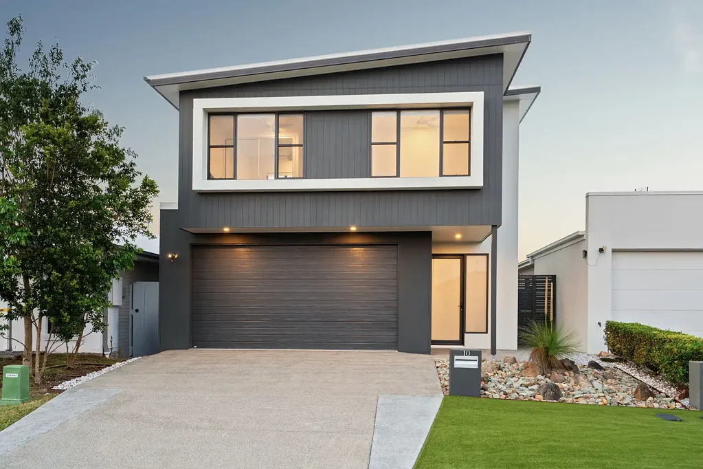 Palmview 4chambre Executive & Low-maintenance / Four bedroom home with pool! - REF: 4411