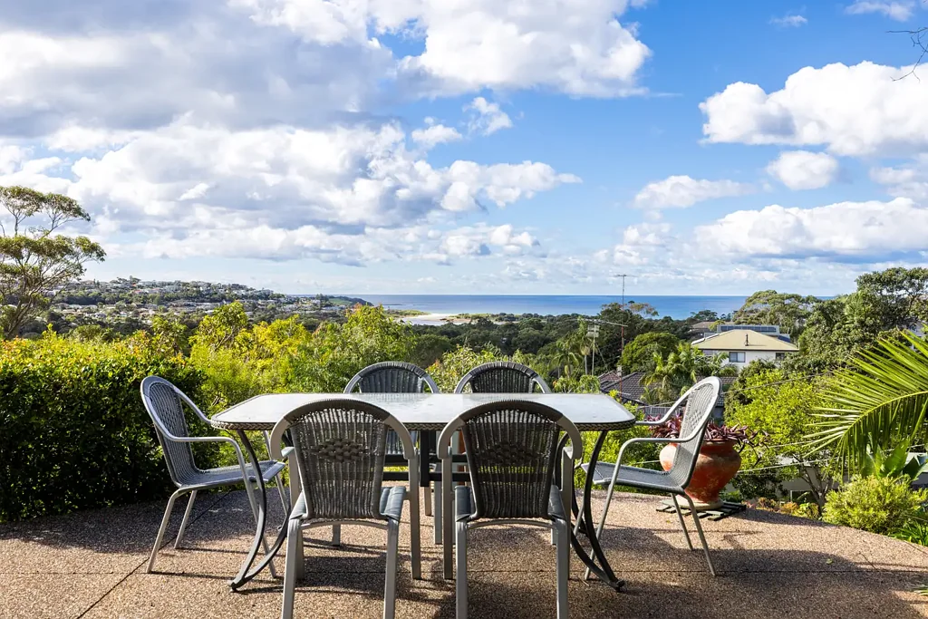 Dee Why 3房 1,600sqm双地块 广阔土地持有 高地全景视野 迪威潟湖长礁太平洋 显著重建潜力 双临街住宅机会 独立画室住宿 舒适三居室 罕见海岸位置 A Once-in-a-Generation Opportunity On 1,600sqm With Sweeping Long Reef Views