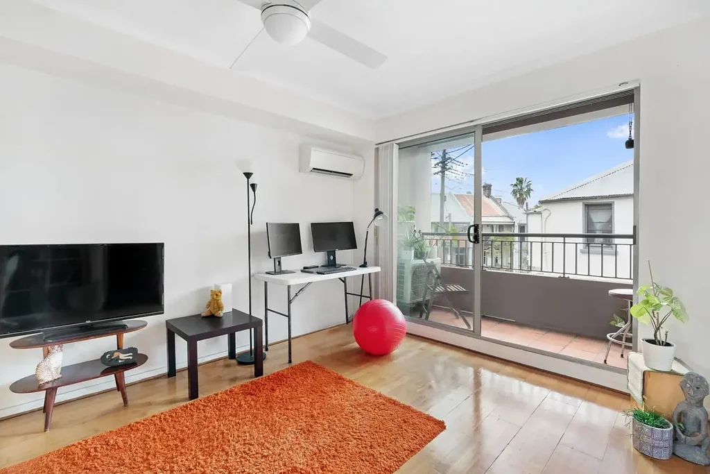 Original North Facing 1 Bed Apartment with Balcony and Secure Parking