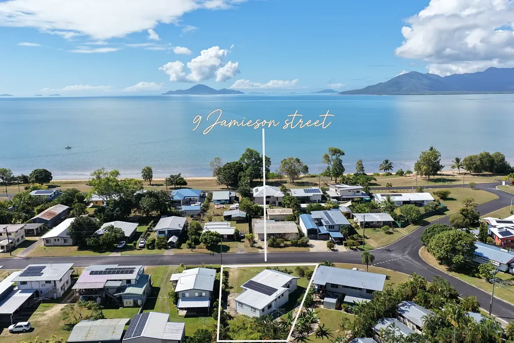 Cardwell 3Phòng ngủ 3b/r Beachside solid block family home with garage just one street from the beach