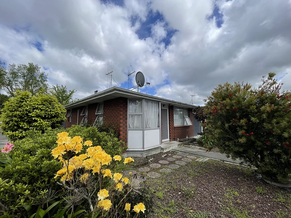 Palmerston North Central 2 Slaapkamer Sunny Front Unit – 2 Bedrooms + Garage + Spacious Laundry