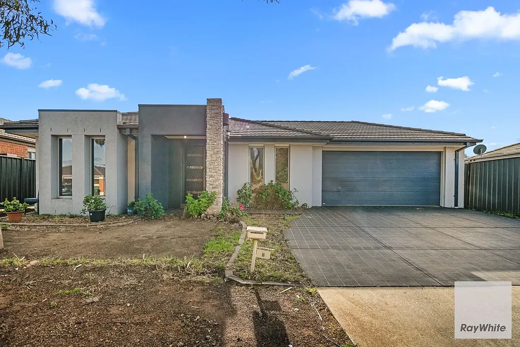 Spacious 4-Bedroom Family Home in Quiet Deer Park Court