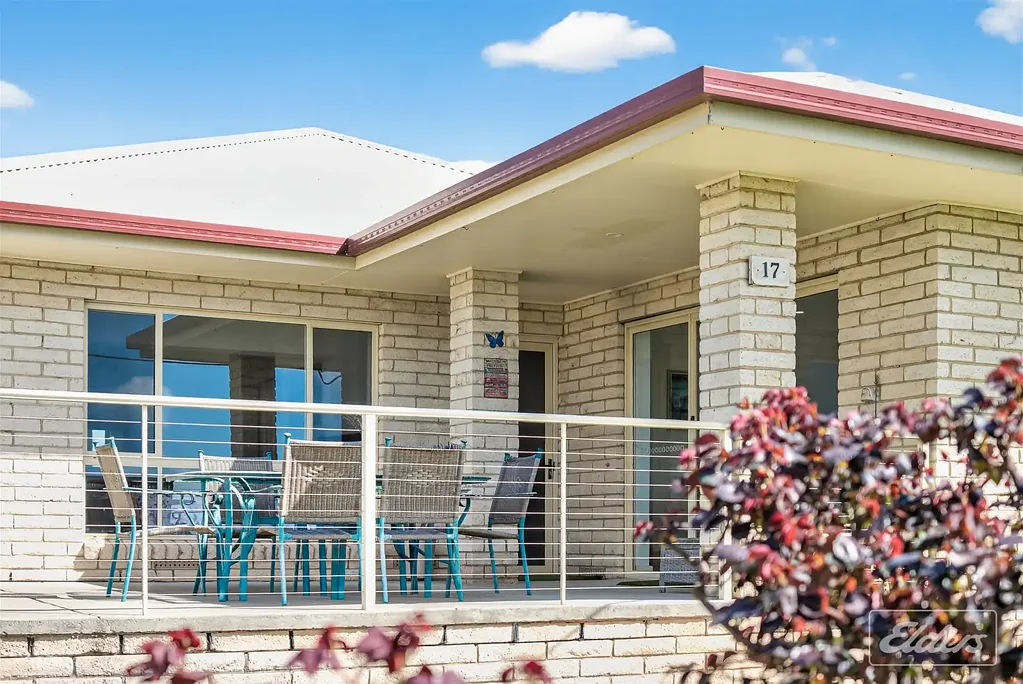 4 bedroom Spacious Waterfront Family Home