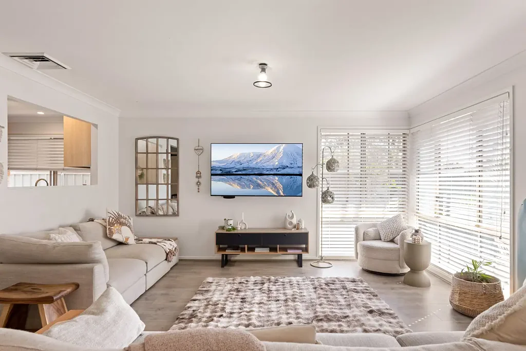 Loftus 3房 单层复式住宅，位于优越地段，精心翻新 Single-Level Duplex, Tastefully Renovated in a Prime Location