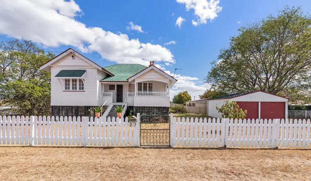 Warwick 2房 1920年代建筑瑰宝 923㎡广阔庭院 山顶住宅区 优雅木屋环绕 原始细节保留 潜力扩建宏伟居所 TIMELESS 1920S CHARM ON A GENEROUS HILLTOP CORNER – “STRETTON” AWAITS ITS NEXT CHAPTER