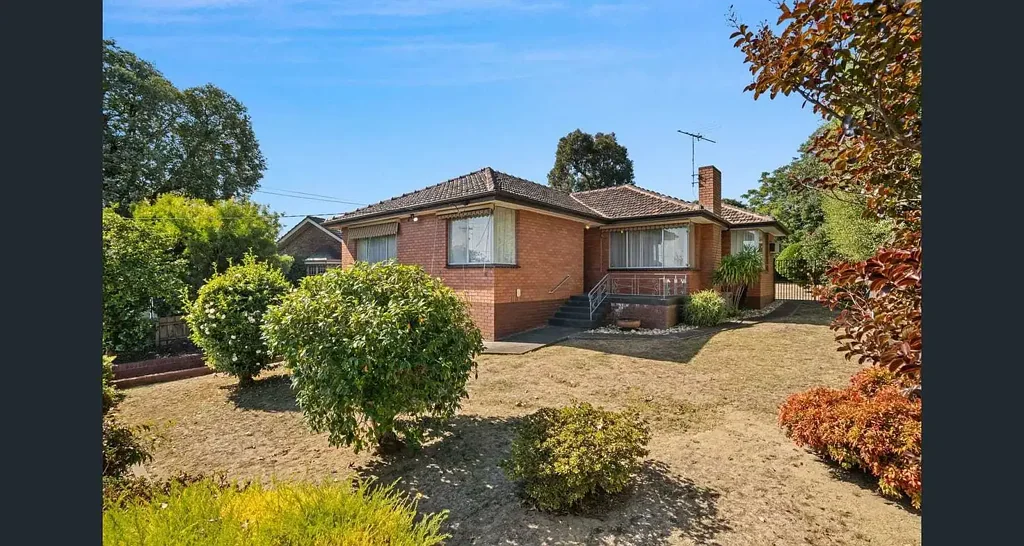 9-12 MONTHS LEASE. Spacious 3-Bedroom Family Home in Prime Bulleen Location