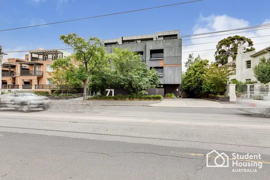 Large Studio Apartment- STUDENT ONLY