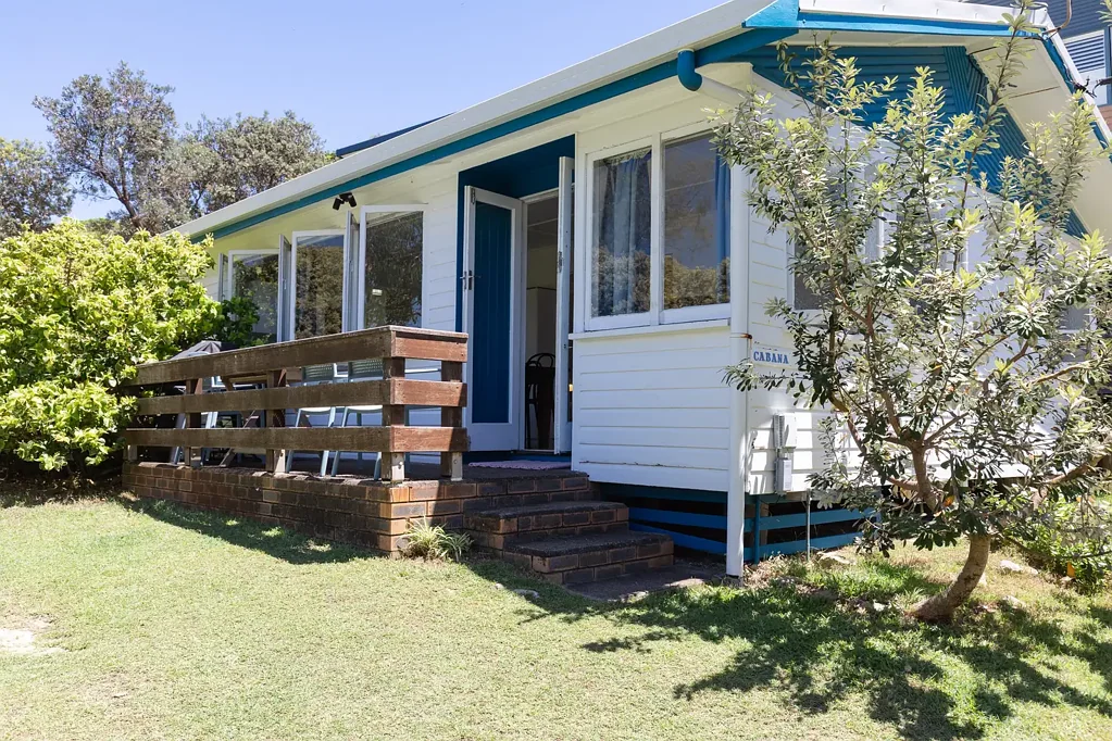 Point Lookout 2房 Straddie标志性小屋 两卧开放布局 前部原始结构 后部扩建空间 壮丽海滩景观 步行生活便利 “CABANA”….. an ICONIC ORIGINAL with the Best Location in Town + Local Centre Commercial Zoning