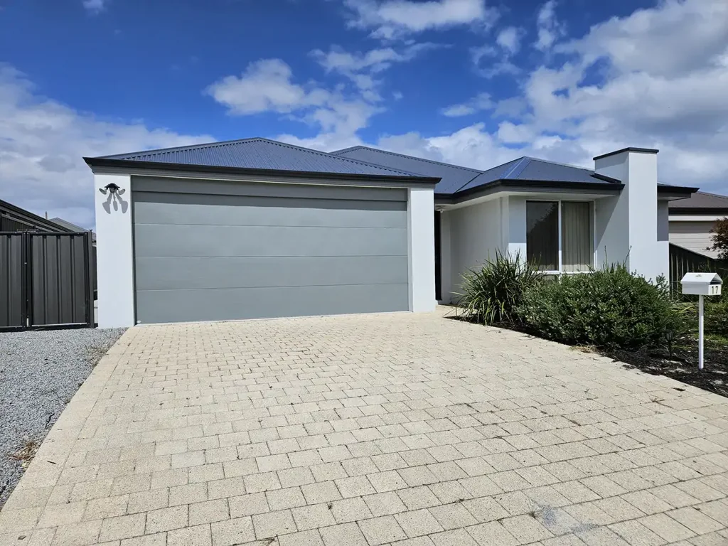 LIGHT, BRIGHT AND MODERN IN LAMONT