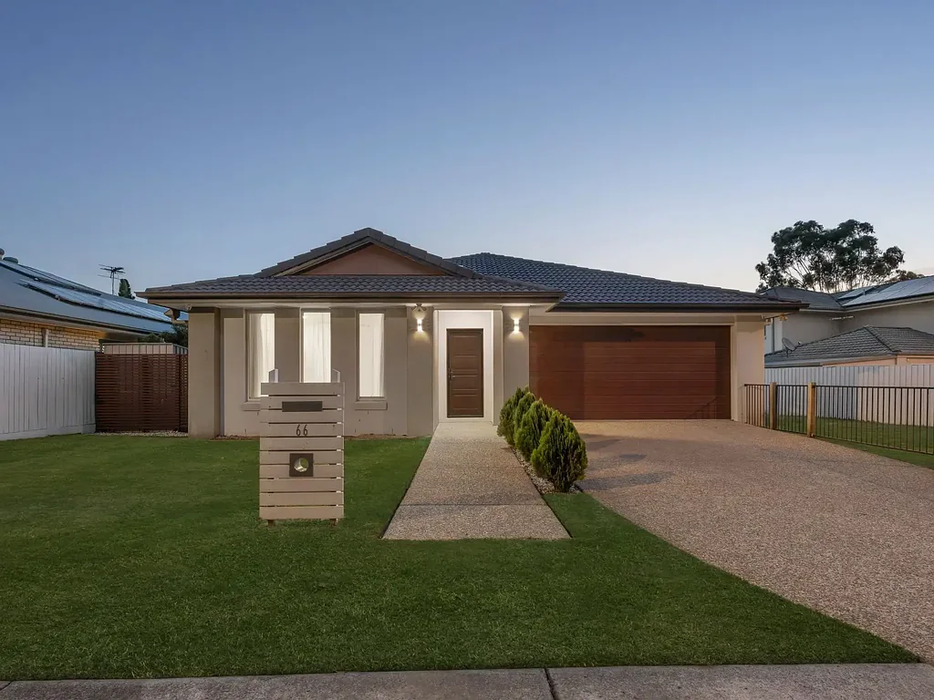 Augustine Heights 4房 Brentwood Rise Estate 四卧主卧套间 现代厨房 开放式布局 全封闭后院 优质地段 Contemporary Ease | Elevated Indoor/Outdoor Living!