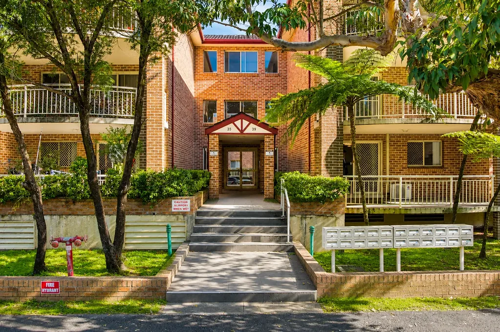 Beverly Hills 3房 宽敞格局，静谧地段，步行可达一切便利设施 Generous Proportions in a Quiet Walk-to-Everything Location