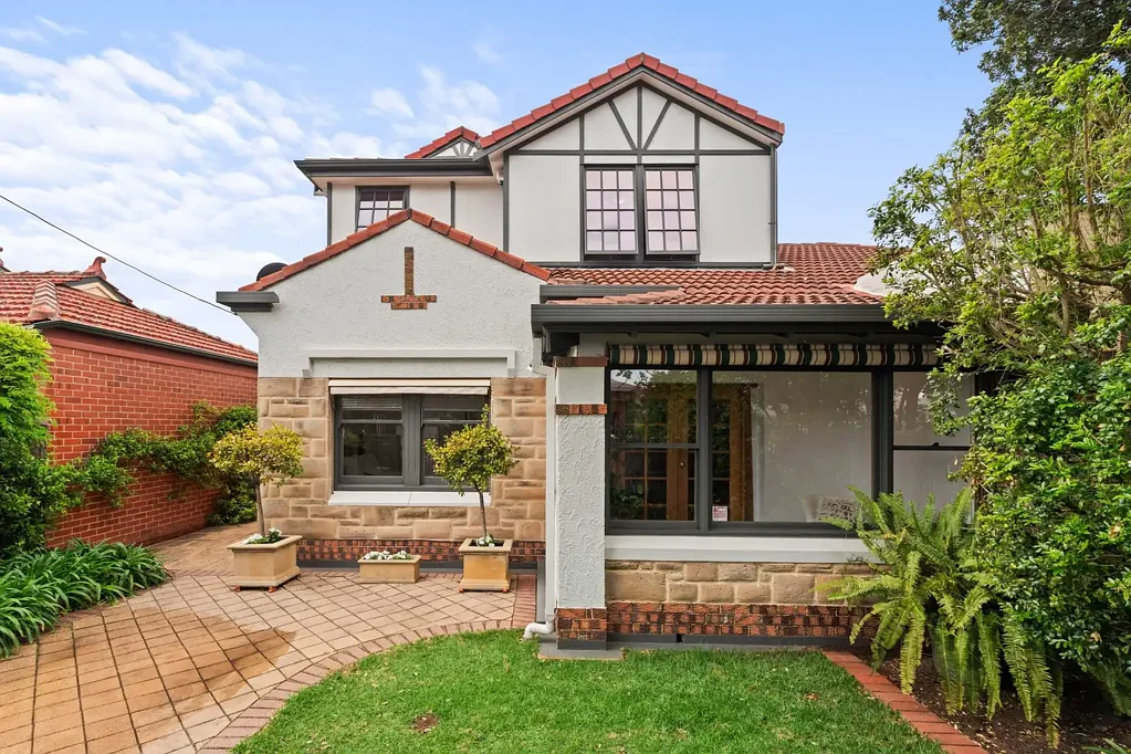 Somerton Park 3Kwarto Sandstone soul, seaside state of mind – a character classic with a contemporary twist...