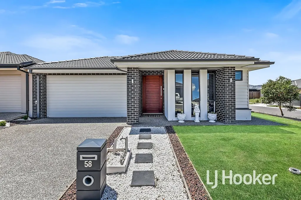 Spacious Family Home with Two Living Areas & Solar Panels – Prime Clyde Location